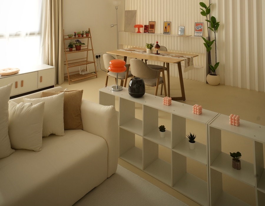 Oak dining table in front of the fluted wall with an orange mushroom lamp
